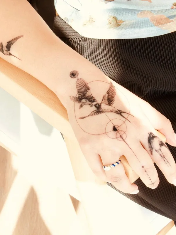 female black and grey fineline tatuaje en hand #47574 | Tatuador Simge Güleryüz