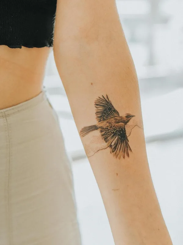 female black and grey realism tatuaje en forearm #47565 | Tatuador Simge Güleryüz