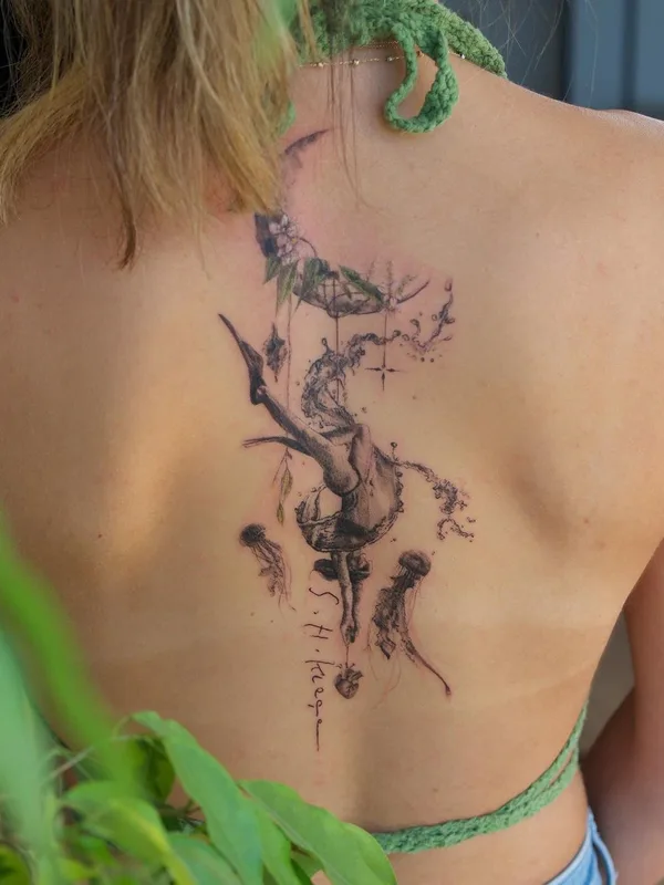 female black and grey sketch tatuaje en upper back #47568 | Tatuador Simge Güleryüz