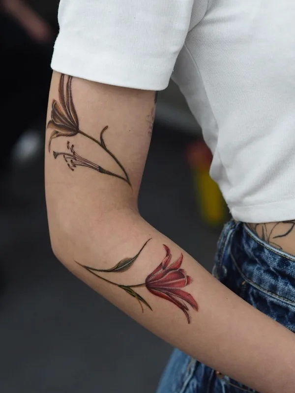 female color botanic tatuaje en forearm #47601 | Tatuador Kemal Özceylan