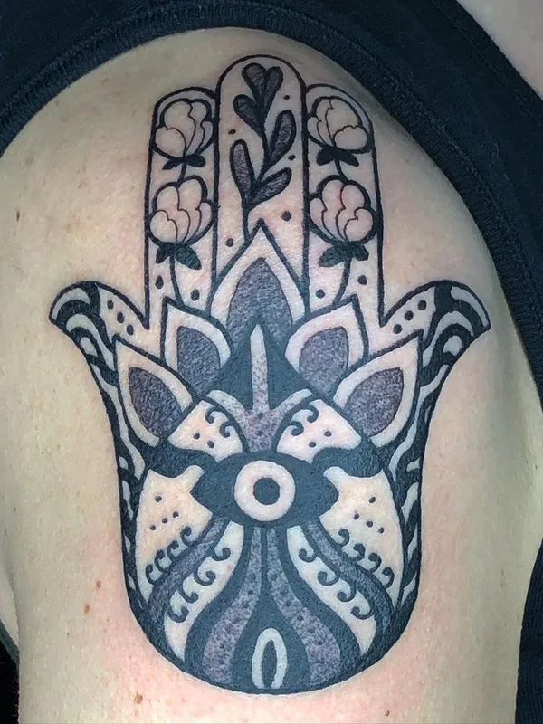 black and grey ornamental Tatuaggio su shoulder #47743 | Tatuatore Zox Volkov