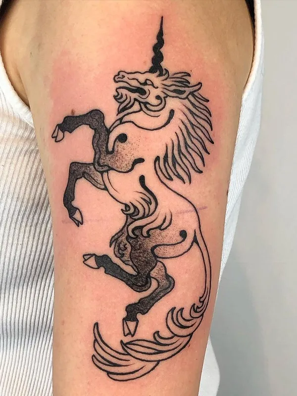 black and grey linework Tatuaggio su upper arm #47742 | Tatuatore Zox Volkov