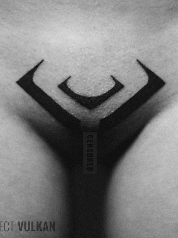 black blackwork татуировка на sternum #28482 | Тату мастер Project Vulkan