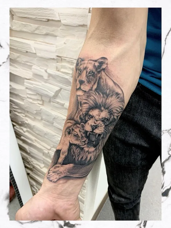 black and grey realism Tatuaggio su forearm #51723 | Tatuatore Ирина Итальянкина