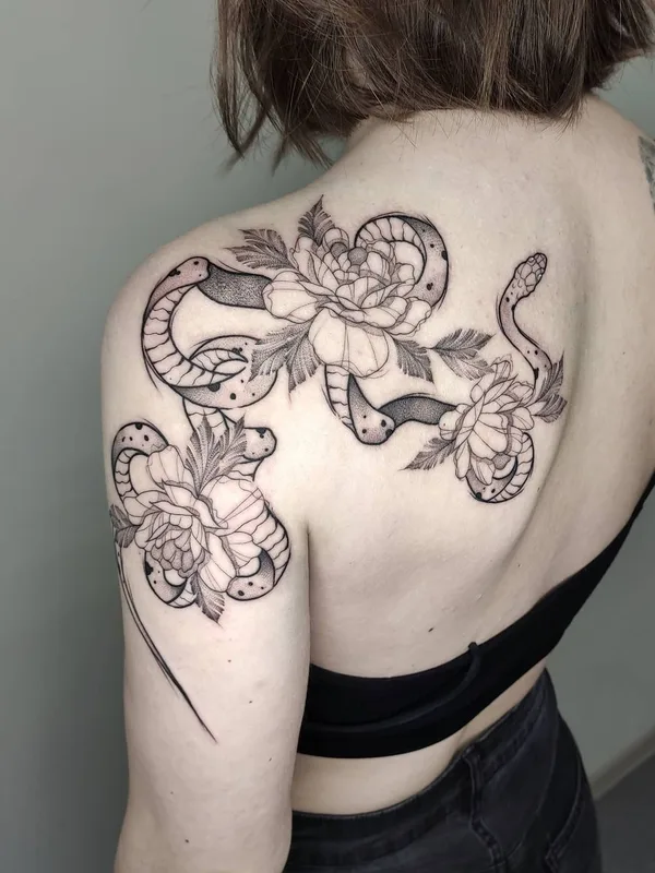 female black and grey linework Tatuaggio su shoulder blade #51760 | Tatuatore Илья Сергеев