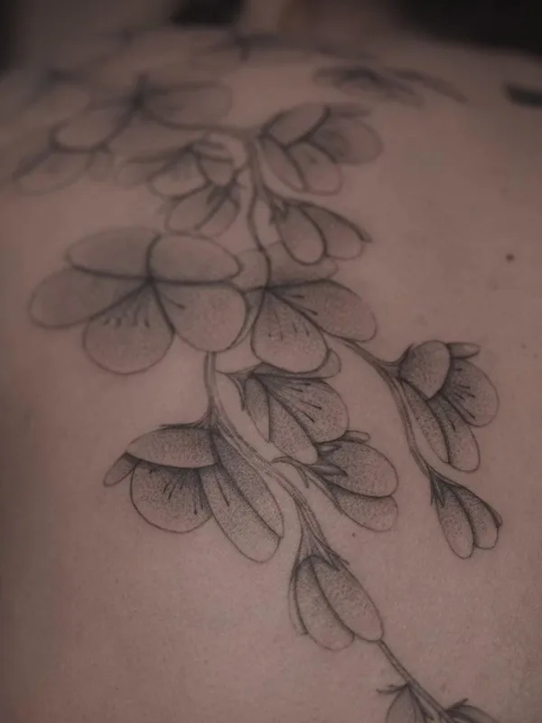 black and grey fineline Tatuaggio su shoulder blade #51812 | Tatuatore Кристина Марч