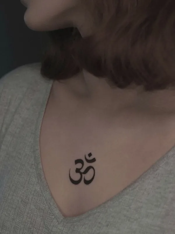female black linework Tatuaggio su collarbone #51819 | Tatuatore Кристина Марч
