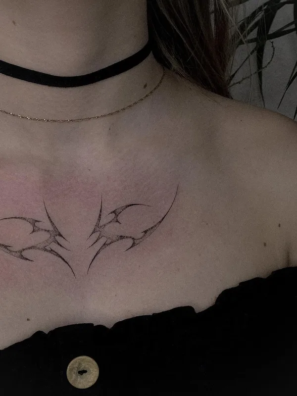 female black linework Tatuaggio su sternum #51839 | Tatuatore Елизавета Стрельцова