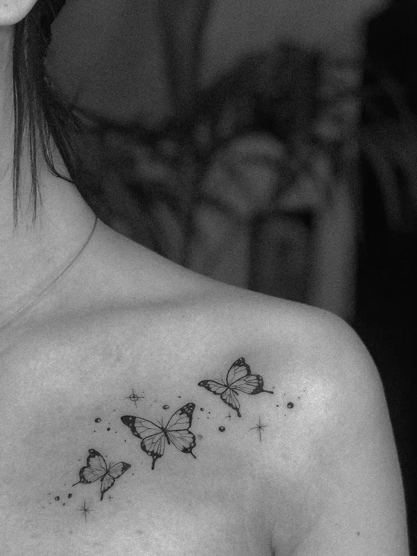 female black and grey fineline Tatuaggio su shoulder #51828 | Tatuatore Елизавета Стрельцова
