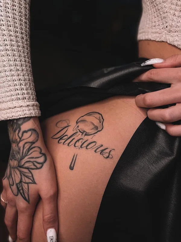 female black and grey blackwork татуировка на thigh #51852 | Тату мастер Макс @meow.tattooer