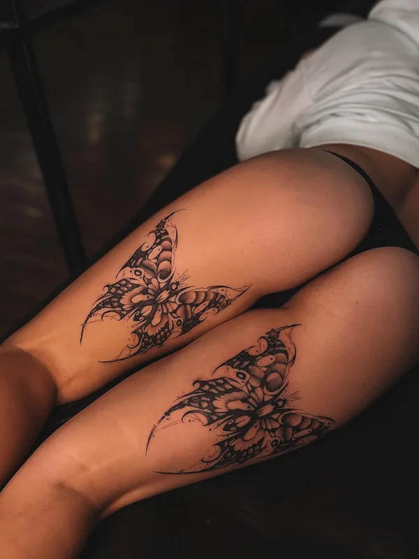 female black blackwork татуировка на thigh #51846 | Тату мастер Макс @meow.tattooer