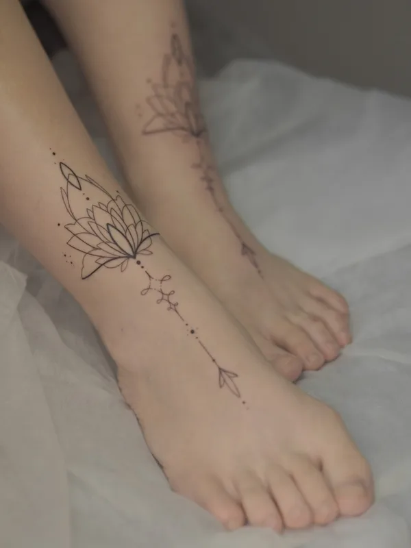 female black linework татуировка на foot #67038 | Тату мастер Лена Осень
