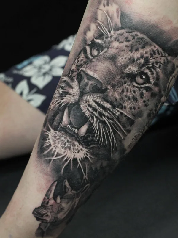 black and grey realism tattoo auf forearm #30520 | Tätowierer Ващишина Татьяна