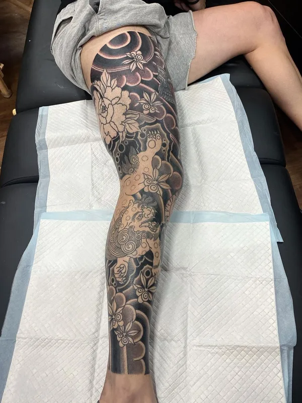 black and grey japanese 纹身 在 full leg #57238 | 纹身师 Declan Sweeney