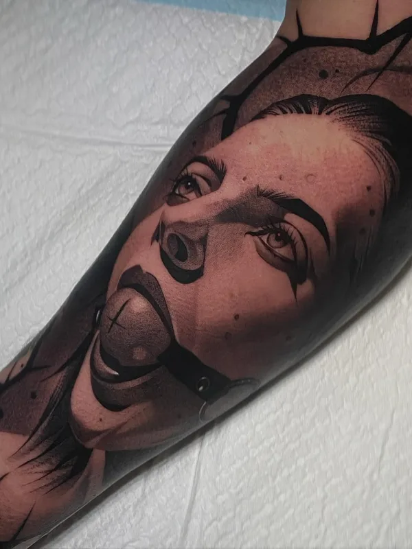 female black and grey realism tatuaje en forearm #58517 | Tatuador Elric