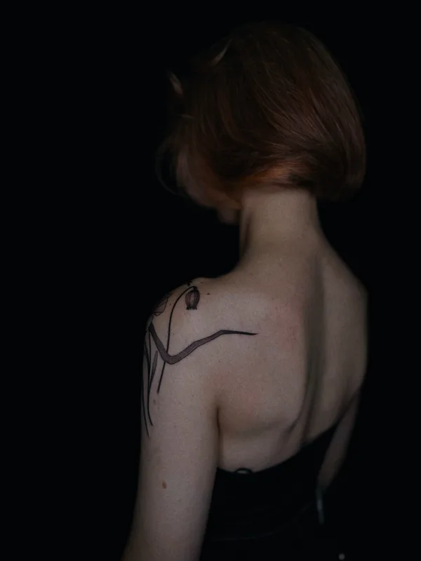 female black and grey botanic татуировка на shoulder #73022 | Тату мастер HAMSTERTATTOO 