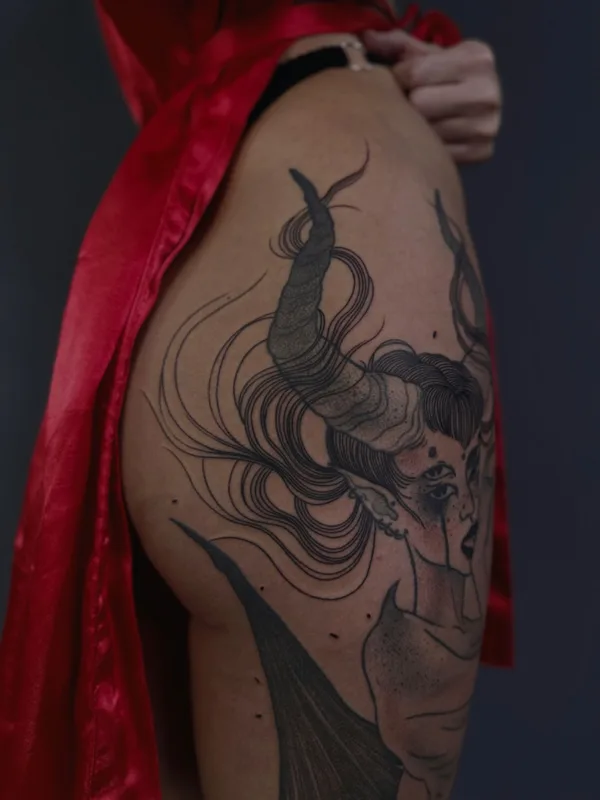 female black and grey blackwork татуировка на thigh #73025 | Тату мастер HAMSTERTATTOO 