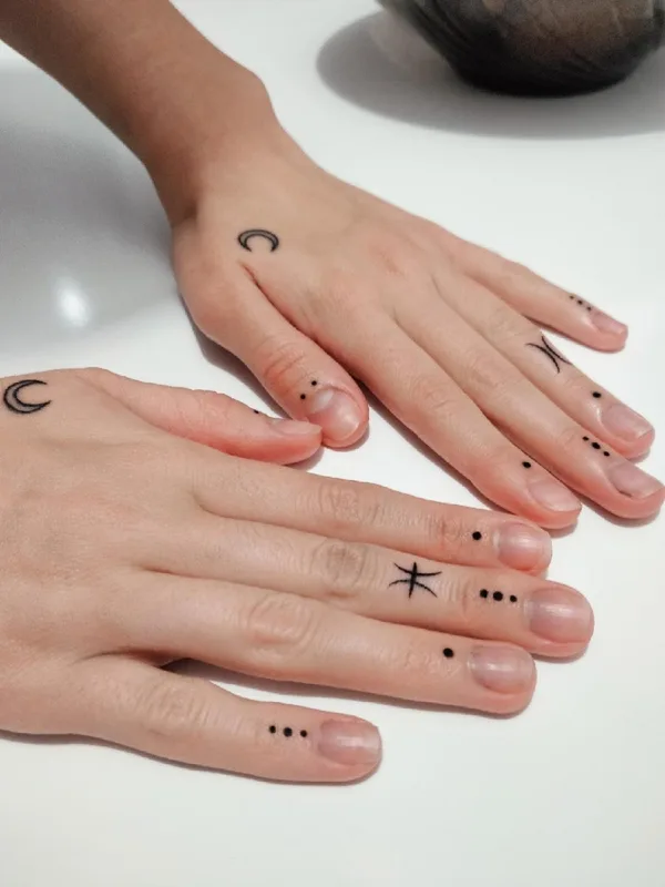 black linework татуировка на finger #58993 | Тату мастер Марина Баймакова 