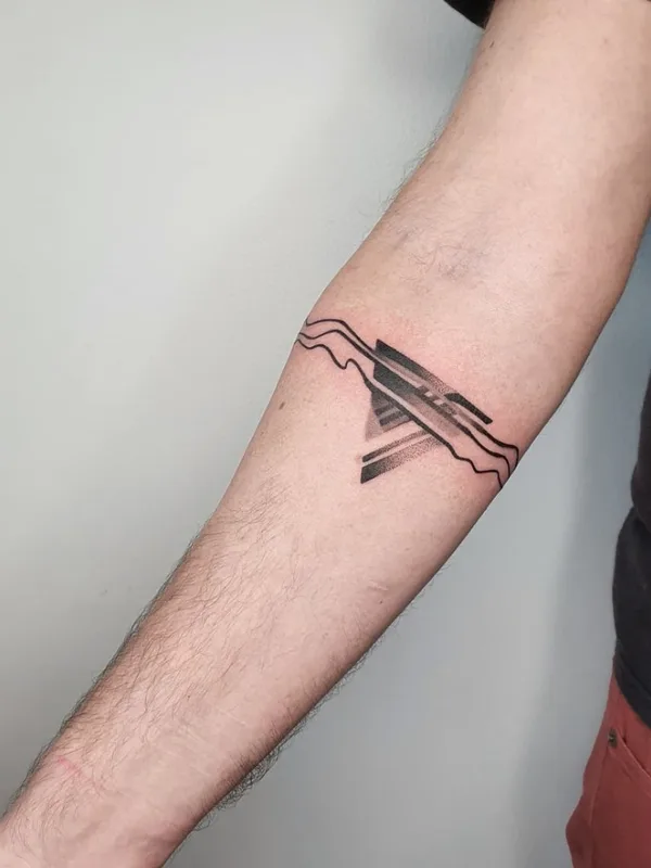 male black and grey geometric tatuaje en forearm #43110 | Tatuador Vanesa Surtkova