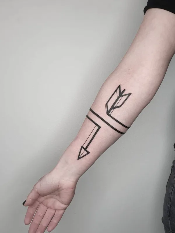 black geometric tatuaje en forearm #43107 | Tatuador Vanesa Surtkova