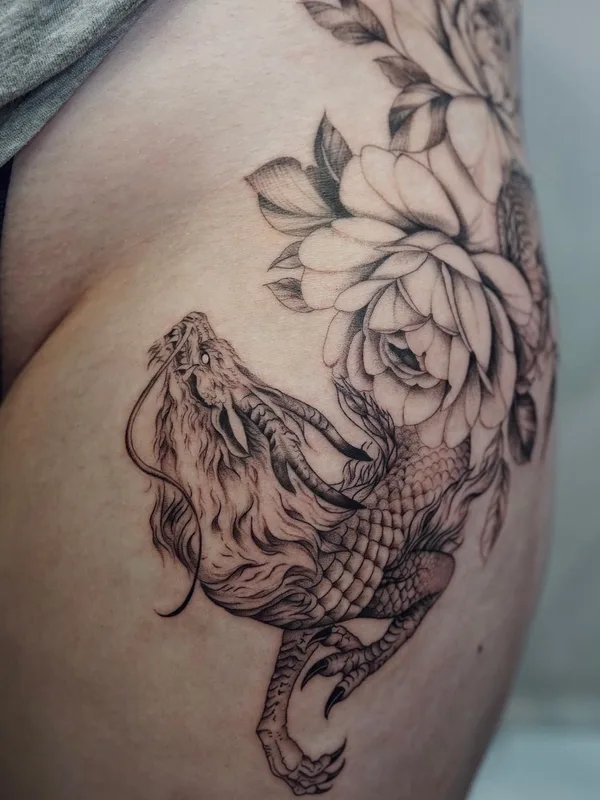 black and grey blackwork 타투 부위 thigh #43157 | 타투이스트 Daira Pukite