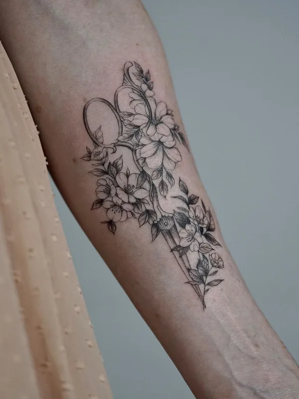 female black and grey fineline 타투 부위 forearm #43149 | 타투이스트 Daira Pukite