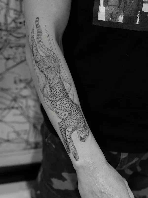 black and grey geometric tatuaje en forearm #43171 | Tatuador Doctor Woo