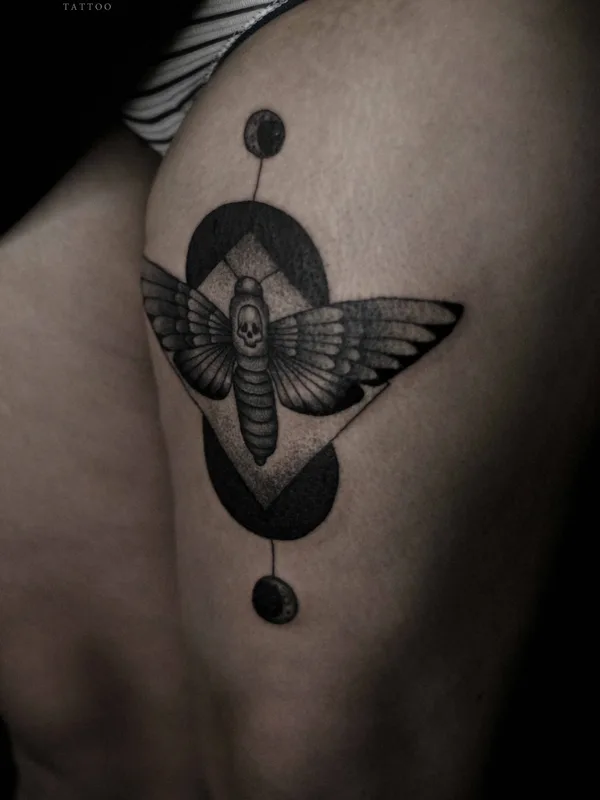 female black and grey blackwork татуировка на thigh #27333 | Тату мастер Екатерина Барсукова