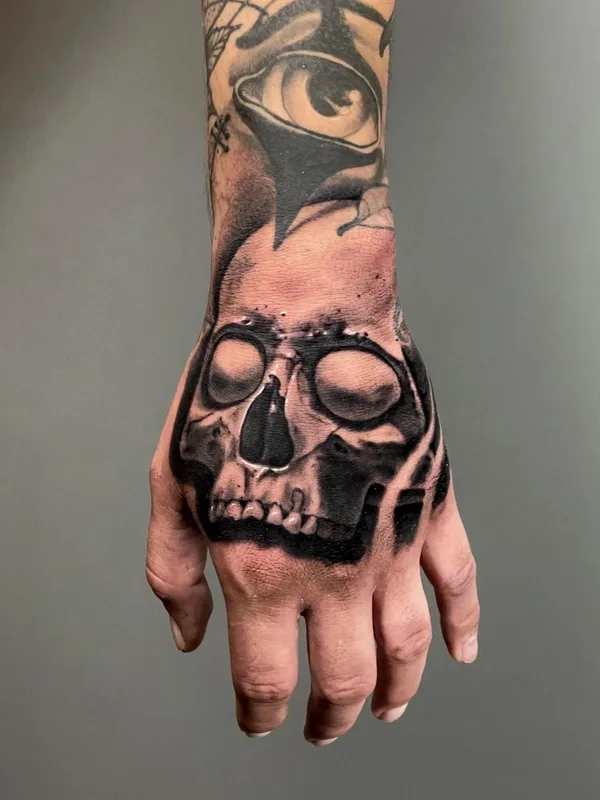 black and grey black and grey tatouage sur hand #47990 | Artiste tatoueur Goethe
