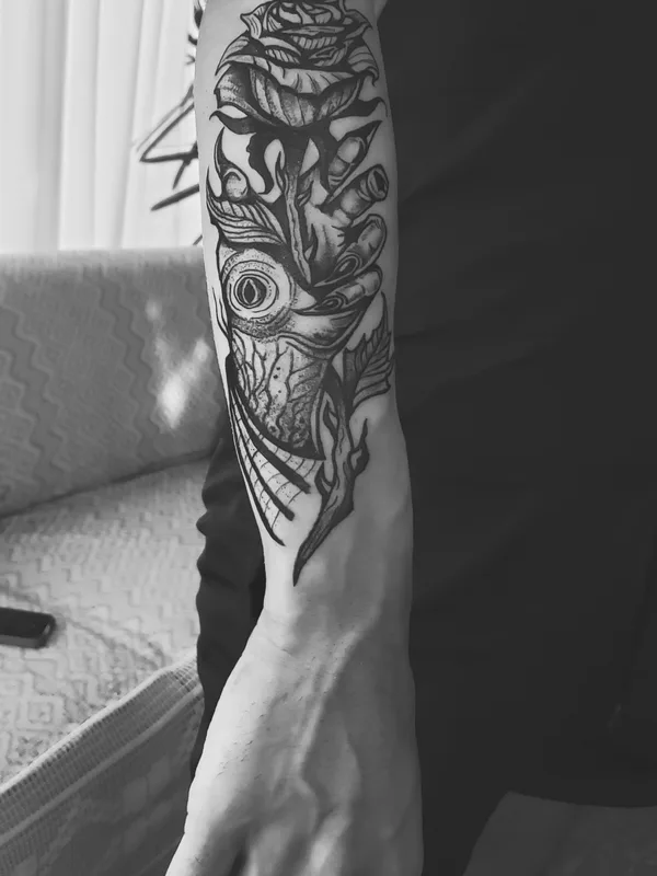black and grey blackwork tatouage sur forearm #38642 | Artiste tatoueur Paulo R