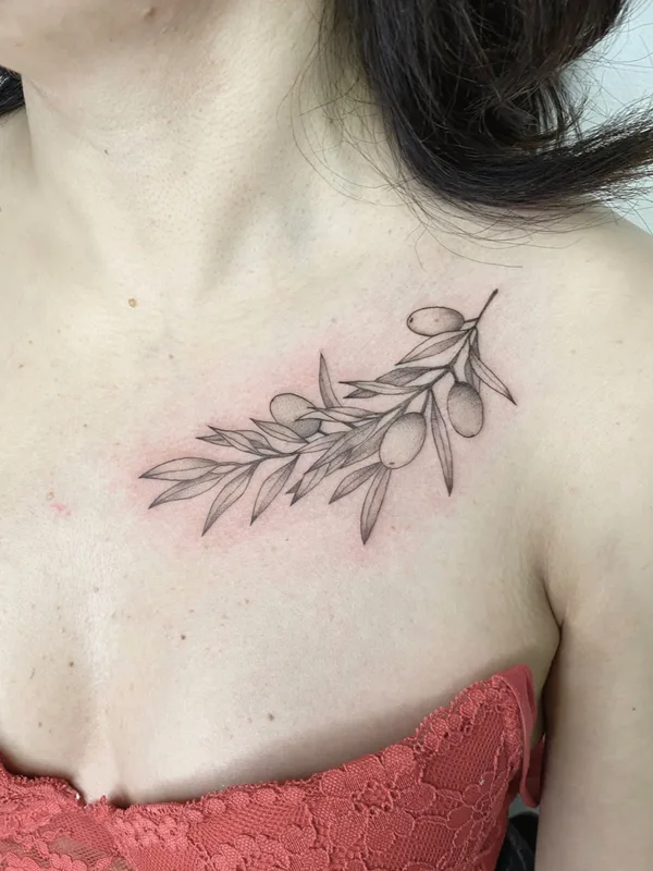 female black and grey fineline татуировка на chest #53186 | Тату мастер katuirovka 