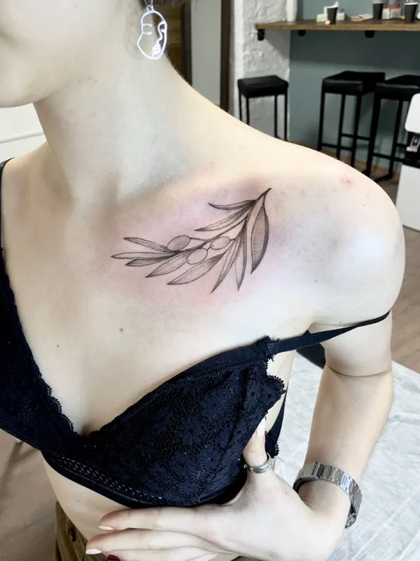female black and grey fineline татуировка на collarbone #53184 | Тату мастер katuirovka 