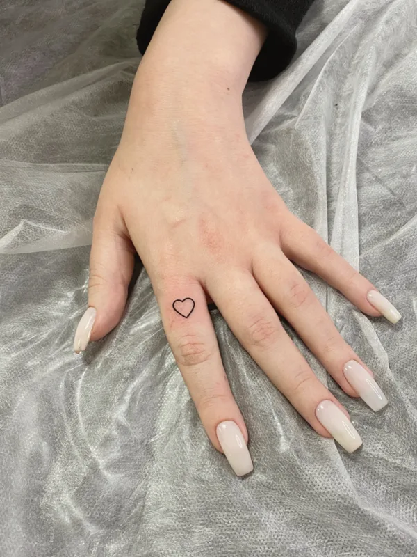 female black linework татуировка на finger #53194 | Тату мастер katuirovka 