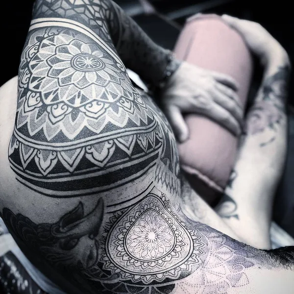 Graphic tattoo by Diamante Murru in Berlin
