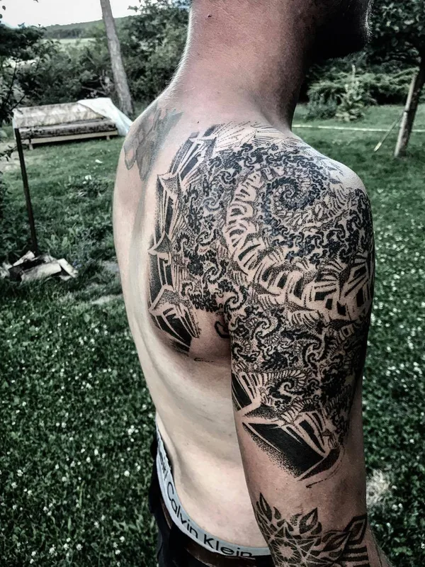 male black blackwork tattoo auf full sleeve #29626 | Tätowierer Byron