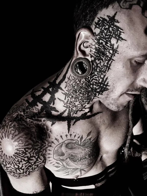 male black and grey blackwork tattoo auf face #29624 | Tätowierer Byron