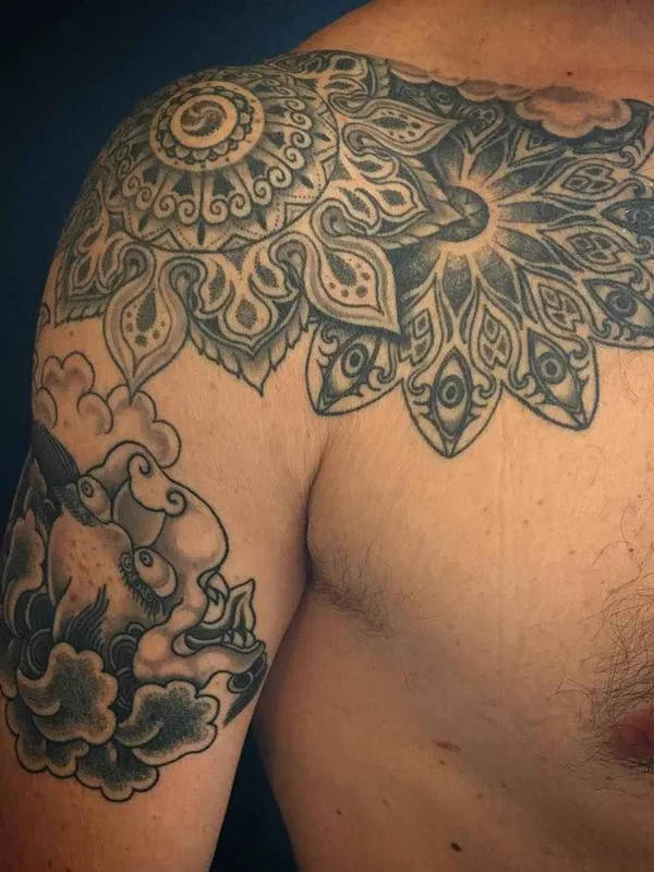 male black and grey blackwork Tatuaggio su shoulder #11570 | Tatuatore Yoni Zilber