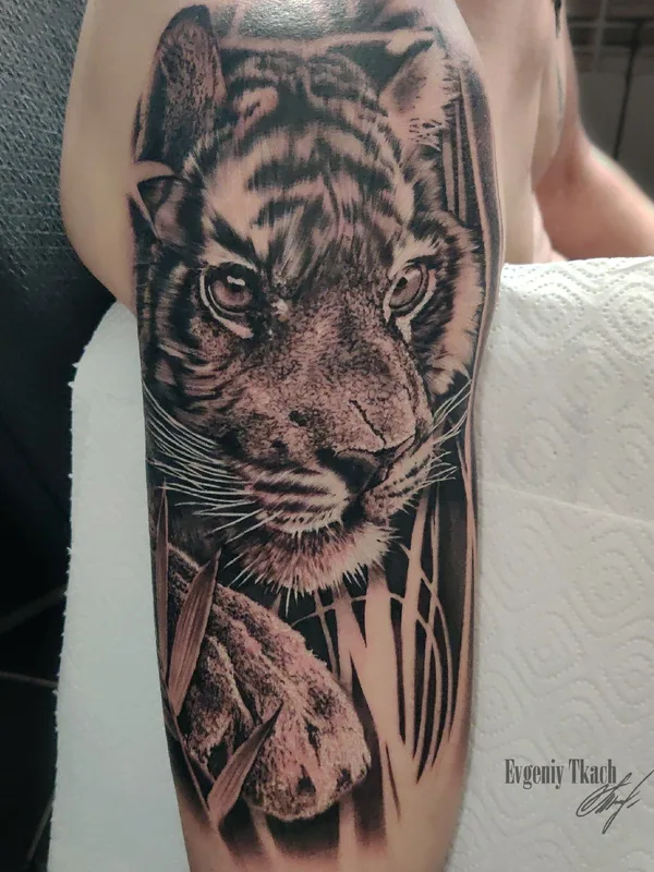 black and grey realism татуировка на forearm #39714 | Тату мастер Евгений Ткач