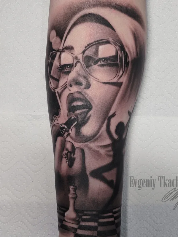 female black and grey realism татуировка на forearm #39716 | Тату мастер Евгений Ткач