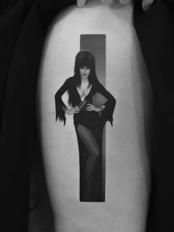 female black and grey realism татуировка на thigh #42472 | Тату мастер Pawel Indulski