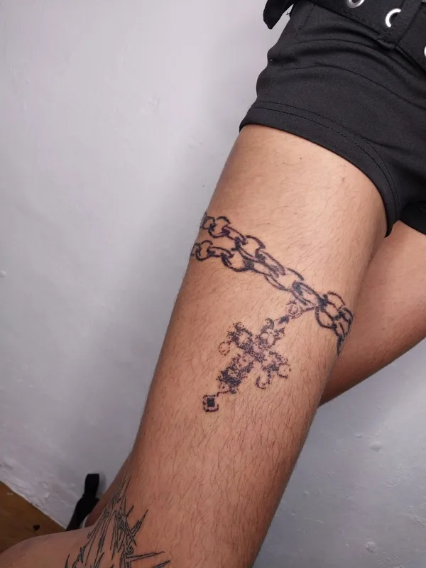 black blackwork tattoo auf thigh #73864 | Tätowierer vReta hAndpoke