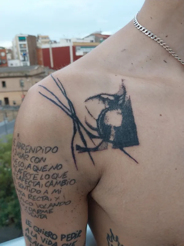 black blackwork tattoo auf shoulder #73867 | Tätowierer vReta hAndpoke