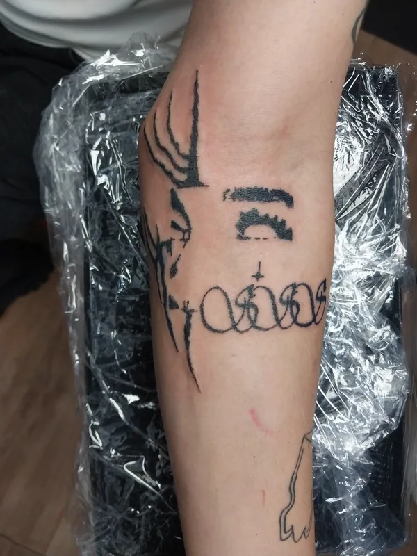 black sketch tattoo auf forearm #73860 | Tätowierer vReta hAndpoke