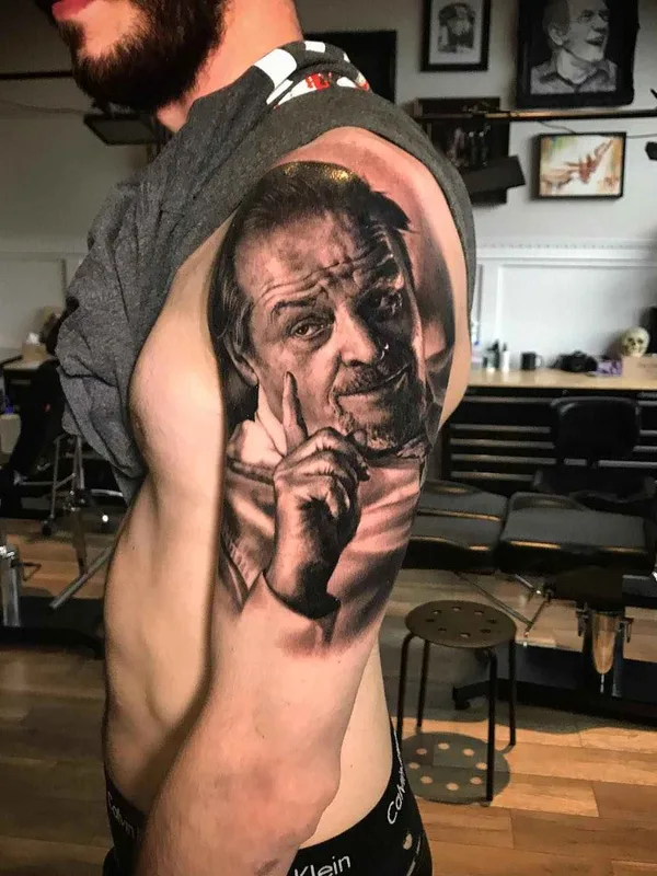 male black and grey photorealism tattoo auf upper arm #12052 | Tätowierer Luka Lajoie