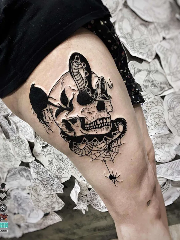 black blackwork tattoo auf thigh #21218 | Tätowierer Ufo Tattoo