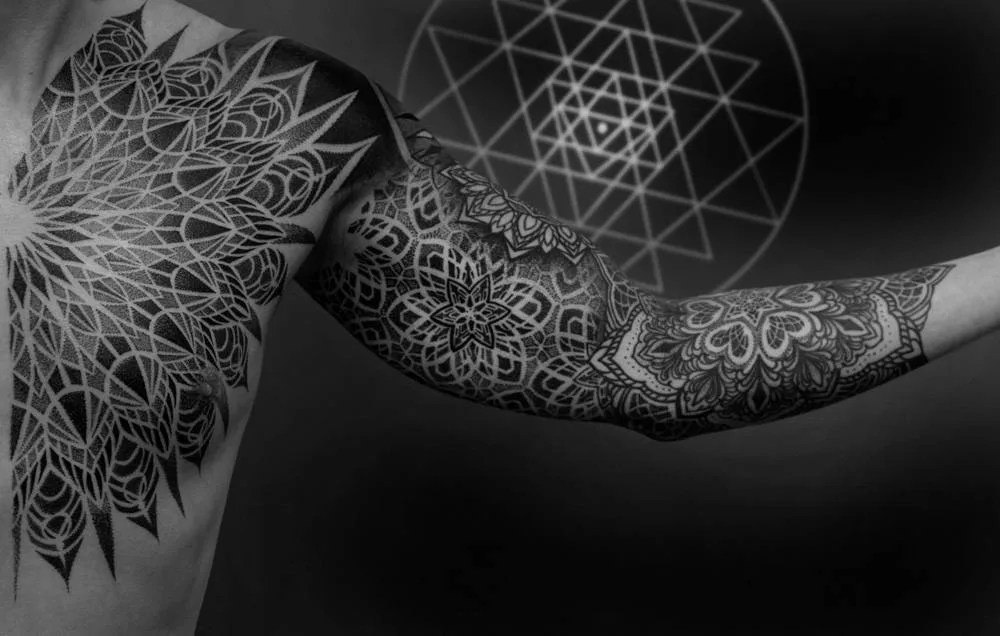 Тату мастер Dillon Forte, черно-белая авторская сакральная геометрическая орнаментальная татуировка | США