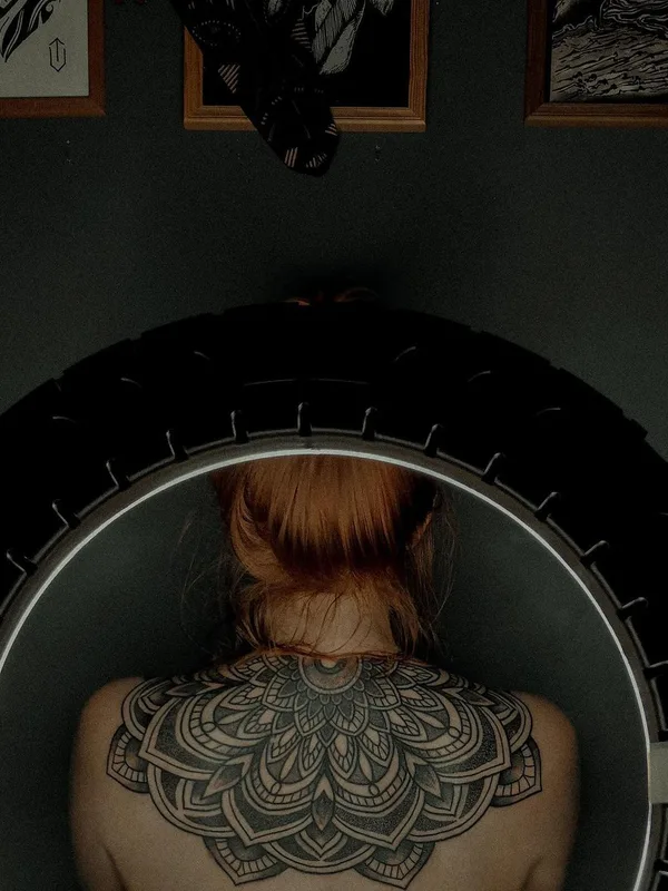 female black and grey ornamental Tatuaggio su upper back #48248 | Tatuatore Илья Колесников