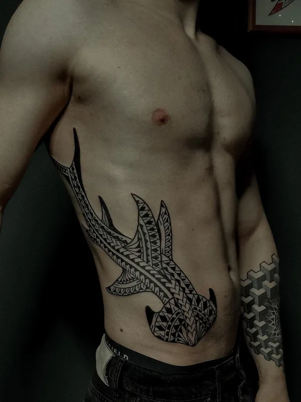 male black tribal Tatuaggio su side #48254 | Tatuatore Илья Колесников
