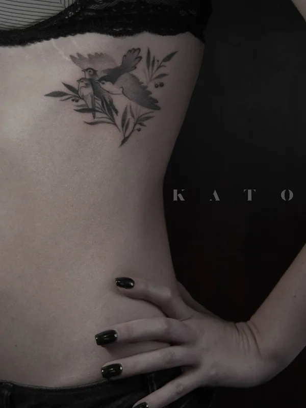female black and grey blackwork татуировка на ribcage #48352 | Тату мастер Екатерина Като