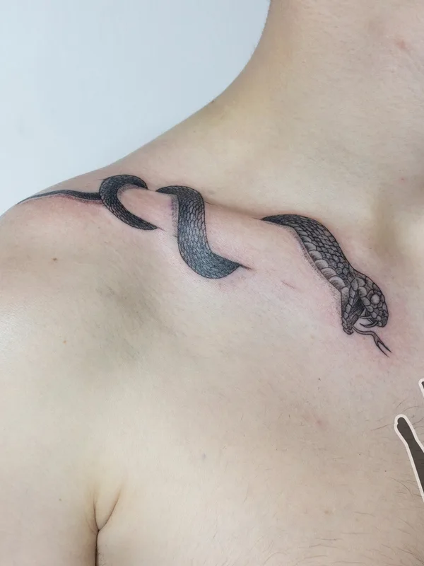 black and grey blackwork Tatuaggio su collarbone #48427 | Tatuatore Voronin Pavel